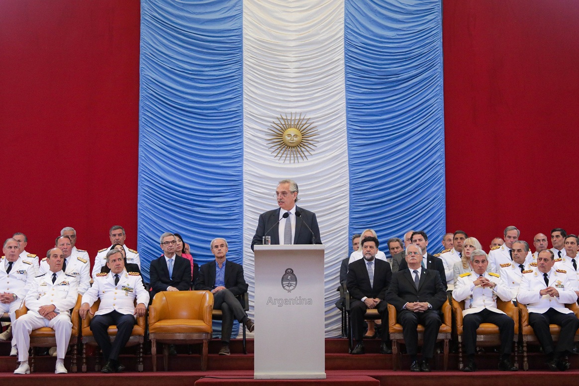 (((video))) El presidente encabezó la ceremonia de egreso conjunto de oficiales de las Fuerzas Armadas